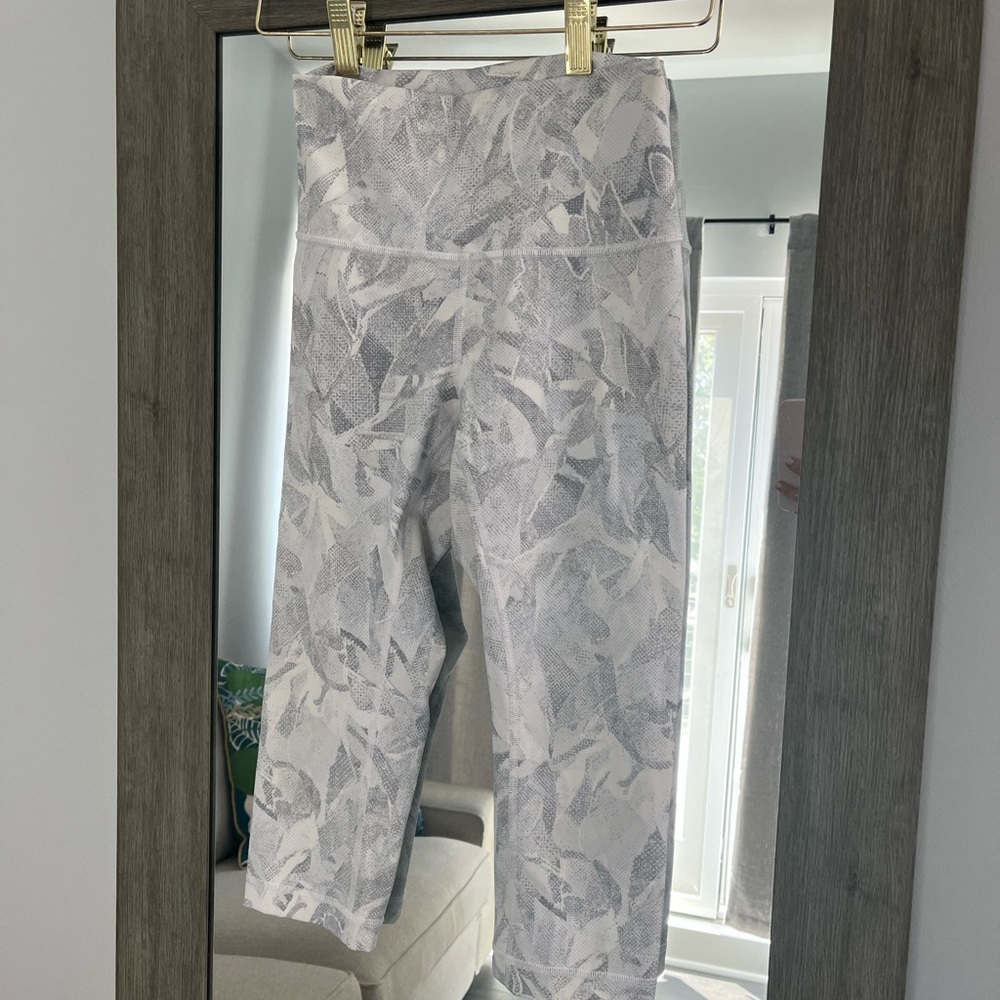 Lululemon Cropped Wunder Under High Rise Tights